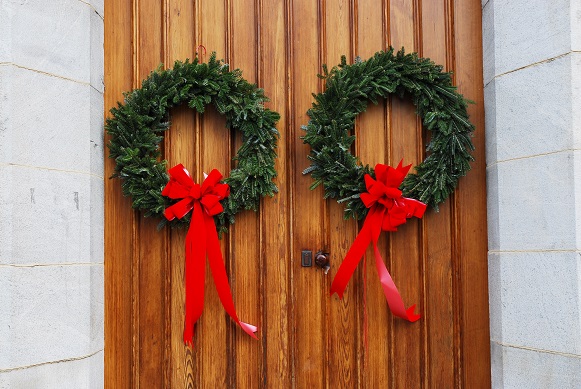 Besonders die Farbe Grün ist bei der Hautürdeko für Weihnachten sehr präsent und das geht auch wieder auf die keltischen Traditionen zurück. 