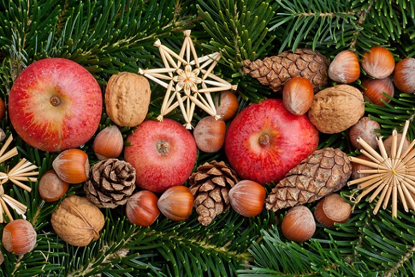 Natürlich dekorieren zu Weihnachten – das kann schon im Sommer und im Herbst beginnen.