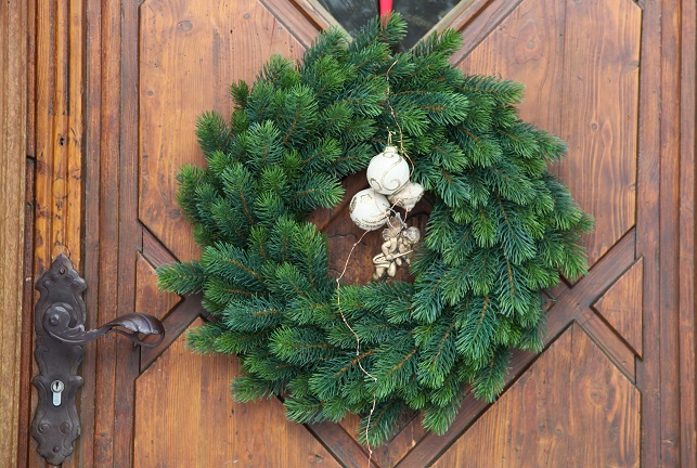 Der fertige Türkranz ist dann der ganze Stolz Ihrer Familie und begrüßt Gäste des Hauses mit seinem weihnachtlichem Charme. 