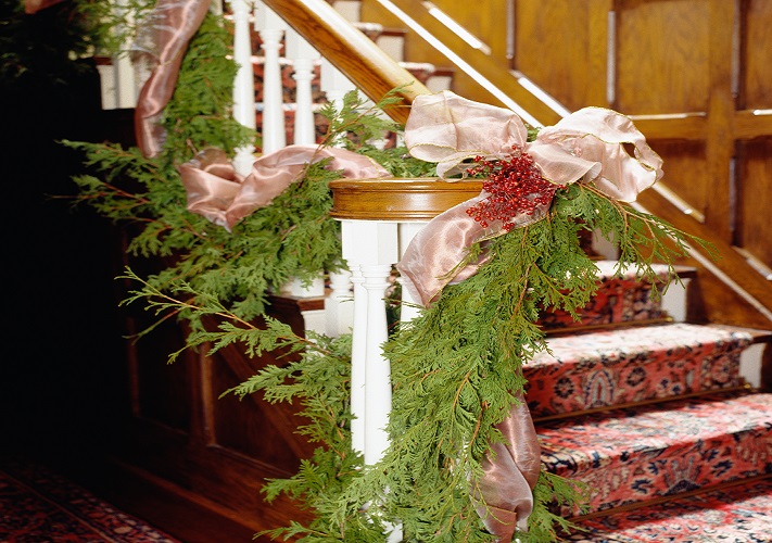 Beim Treppenhaus weihnachtlich Dekorieren gibt es viele Ideen. Besonders Girlanden eignen sich aufgrund ihrer langen und flexiblen Form hervorragend für die Treppe. (#06)