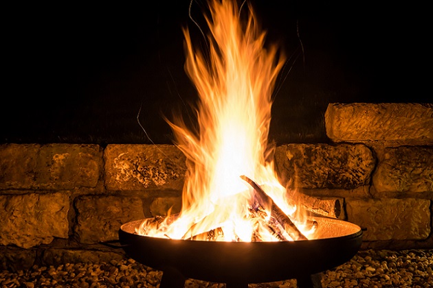 Eine Feuerschale ist eigentlich nur etwas für den Garten und den Sommer? Stimmt, doch auch in der Weihnachtszeit kann diese für ein außergewöhnliches Ambiente auf dem Balkon sorgen. (#04)