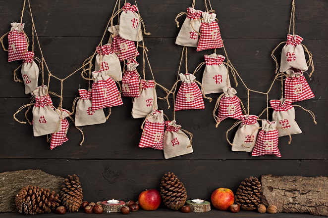 In Abhängigkeit zur freien Zeit und den persönlichen Nähkünsten können die Säckchen für den Adventskalender entweder selbst genäht oder das gesamte Teil gekauft werden. (#01)