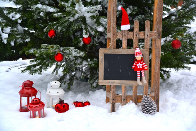 Auch Fans der schlichten Deko können im Garten mit nur wenigen Handgriffen weihnachtliches Ambiente zaubern. Wie wäre es beispielsweise mit einer weihnachtlichen Fahne? (#05)