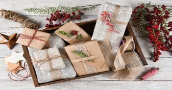 Weihnachtsgeschenke dekorativ verpacken
