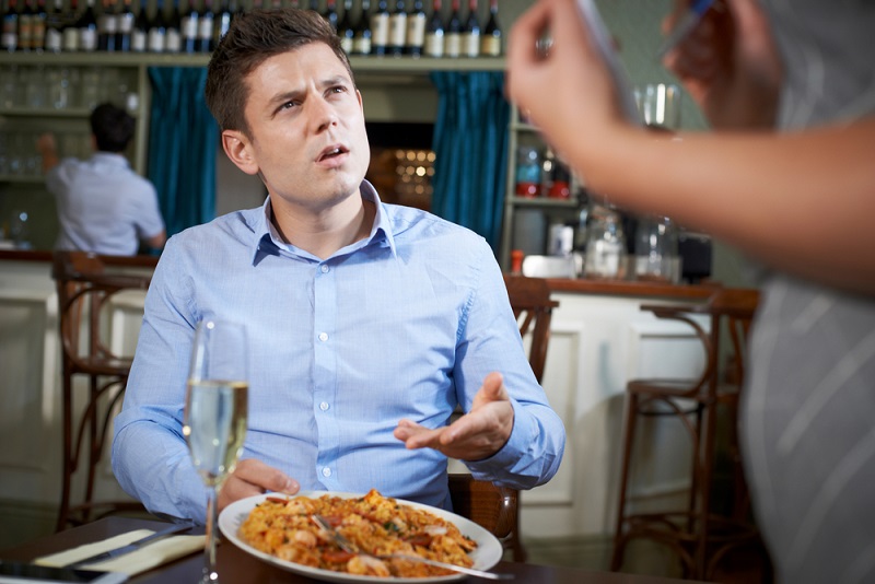 Generell sollte man einen Mangel am servierten Essen möglichst sofort beanstanden. (#04)