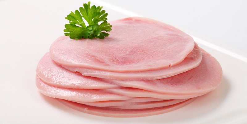 Eigentlich bezeichnet das Wort „Schinken“ Fleisch, das aus dem Schenkel des Schweins gewonnen wird. Vorderschinken wird jedoch aus der Schulter geschnitten.