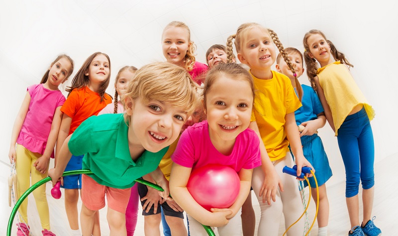 Meistens handelt es sich bei Kindern um Kopfschmerzen vom Spannungstyp, denen Eltern vorbeugen können, indem sie den Lebensstil des Kindes gesund gestalten. Dazu gehören ausreichend Schlaf, Sport, Bewegung an frischer Luft sowie eine gesunde Ernährung.