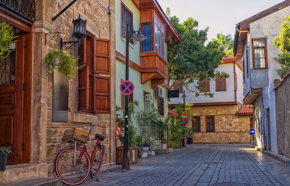 Die Altstadt Kaleici in Antalya wäre mir einer der angenehmsten Standorte für unser Glückshotel Türkei. Von hier aus erreicht man alle Punkte in Antalya recht schnell. Von Konyaalti Beach bis zur Festung Hidirlik Kalesi (#1)