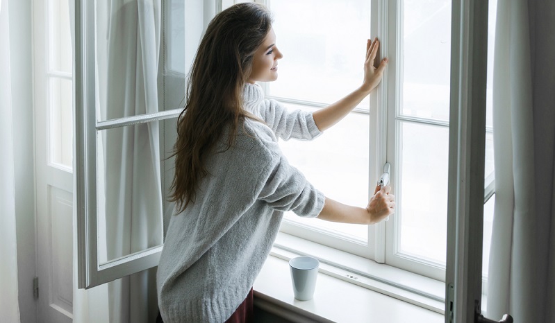 Immer noch wird bei vielen Leuten das Fenster einfach in Kippstellung belassen.( Foto: Shutterstock-BLACKDAY )