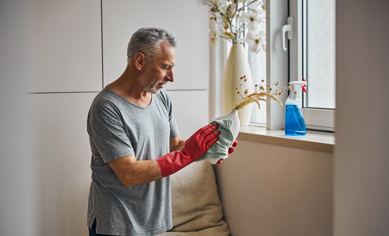 Putzexperten raten dazu, einen Spritzer Neutralreiniger zu verwenden, wenn es um das Reinigen der Oberflächen von Echtholzmöbeln geht. ( Foto: Shutterstock-_ Svitlana Hulko)