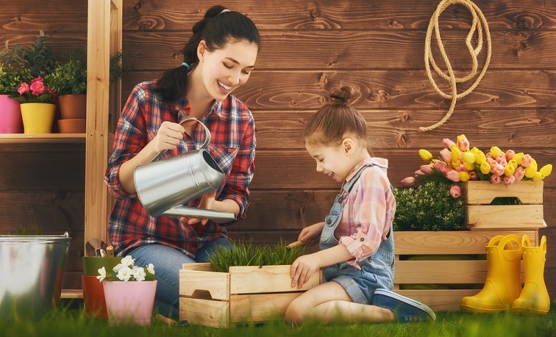 Die nun anstehenden Gartenarbeiten umfassen die Vorbereitung des Bodens, die ersten Anpflanzungen und die Pflege des Rasens sowie einige weitere Tätigkeiten. ( Foto: Shutterstock-Yuganov Konstantin )