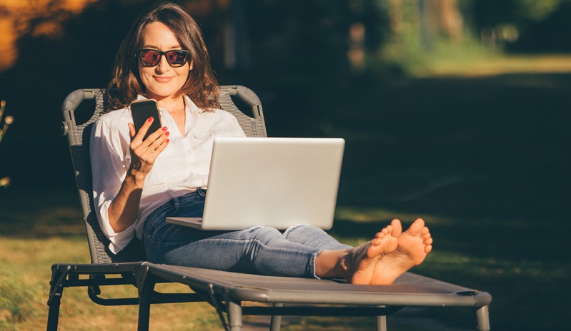 Im Garten liegen und arbeiten schöner geht es kaum. (Foto: Shutterstock-_Alina Rosanova )