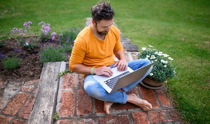 Den Garten so schön zu gestalten, dass Arbeiten richtig Freude macht. ( Foto: Shutterstock- Halfpoint )