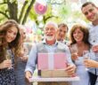 Geschenke für Oma und Opa: Kleine Überraschungen und große Präsente ( Foto: Adobe Stock - Halfpoint )