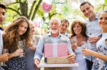 Geschenke für Oma und Opa: Kleine Überraschungen und große Präsente ( Foto: Adobe Stock - Halfpoint )