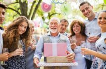 Geschenke für Oma und Opa: Kleine Überraschungen und große Präsente ( Foto: Adobe Stock - Halfpoint )