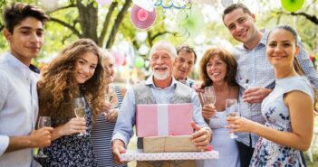 Geschenke für Oma und Opa: Kleine Überraschungen und große Präsente ( Foto: Adobe Stock - Halfpoint )