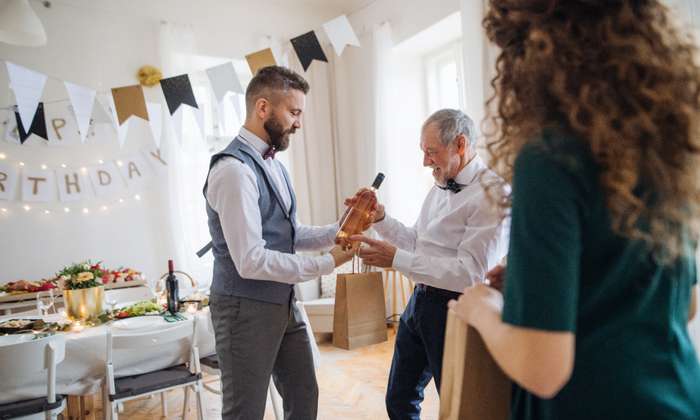 Auch wenn die Großeltern keine ausgemachten Weinkenner sind, werden sie sich sicherlich dennoch über eine erlesene Flasche guten Rot- oder Weißweins freuen. ( Foto: Adobe Stock - Halfpoint ) 