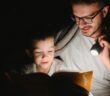 Geschichten erzählen: Kinder brauchen das nur aus diesem Grund! (Foto: AdobeStock - Serhii)