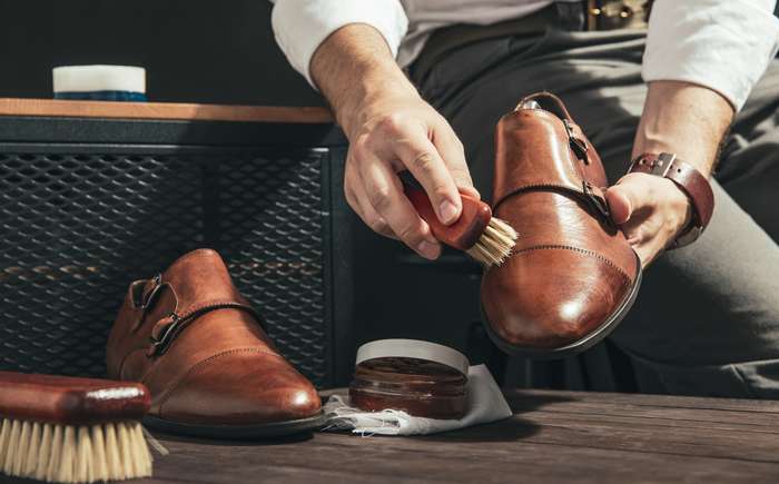 Viele Hersteller imprägnieren Schuhe aus Glattleder direkt in der Gerberei, dies ist aber nicht immer der Fall. ( Foto: Adobe Stock - Daniel Krasoń ) 
