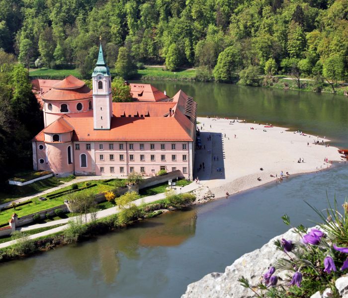 Entfliehen Sie dem Alltag und tauchen Sie ein in die herrliche Welt des Klosters Weltenburg, wo Sie sich von köstlichem Bier und herzhaften Schmankerln verwöhnen lassen können. (Foto: AdobeStock - MyWorld)