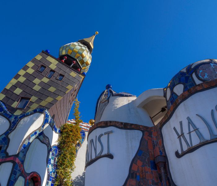 Das KunstHaus Abensberg zollt Friedensreich Hundertwasser Anerkennung. (Foto: AdobeStock - pwmotion 375172110)