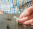 Hörgeräte reinigen: Tipps zur richtigen Pflege ( Foto: Adobe Stock-Praewphan)