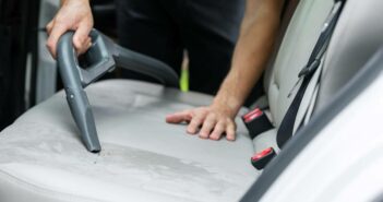 Alcantara reinigen: Nicht nur Lenkradgriffe werden wieder schön (Foto: Adobe Stock-ronstik)