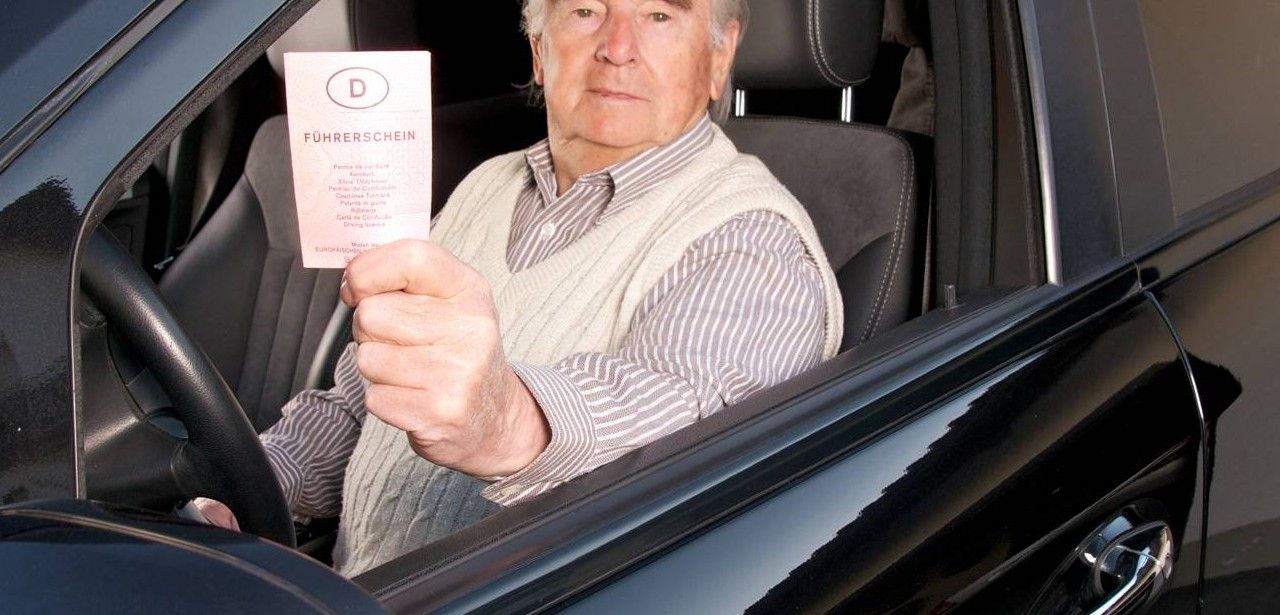 EU-Kommission plant: Führerscheinregeln ab 70 Jahren (Foto: AdobeStock 40231526 Peter Maszlen)