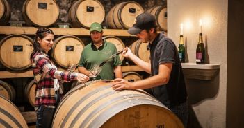 Weinsüden Winzer: Weinbau hautnah in Baden-Württemberg erleben Neues Siegel würdigt herausragende Winzer im Weinsüden (Foto: Winzerverein HagnauFotograf:Dietmar Denger)