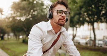 Kopfhörer und Verkehr: Gefahr durch Unaufmerksamkeit Sicherheit im Straßenverkehr: Kopfhörer bewusst einsetzen (Foto: AdobeStock_ - Jacob Lund 227632839)
