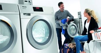 Umfassender Service für Betreiber von Waschsalons Hochleistungsmaschinen von Miele für Waschsalons und (Foto: MIELE)