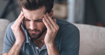 Kopfschmerzen, Müdigkeit, Unwohlsein: Viele Beschwerden können auf Sehprobleme hindeuten (Foto: AdobeStock - gstockstudio - 103413727)