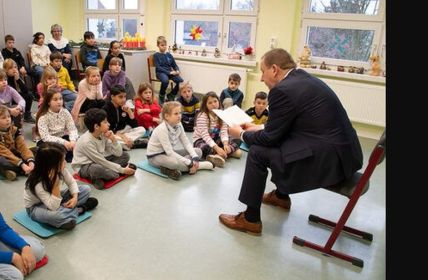 Landrat Jaschinski liest Schülern Rocky Winterfeld im Elsterschulzentrum (Foto: Pressestelle Kreisverwaltung/Tilo Wanka)
