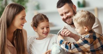 CosmosDirekt als Top Versicherer im Kinder-Anlage-Ranking von ServiceValue (Foto: AdobeStock -  JenkoAtaman - 385263980)