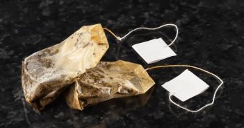 Gebrauchte Teebeutel als nachhaltiger Dünger für Ihren Gartenboden (Foto: AdobeStock - Alex Puhovoy - 609705871)