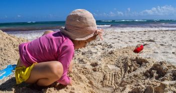 Gebrauchte UV-Schutzkleidung schützt Kinder kostengünstig zuverlässig optimal vorm (Foto: AdobeStock - Alexandra - 200567528)