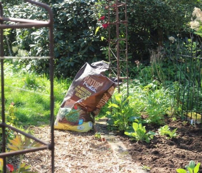 Mit NATUR Mulch abgedeckte Beete (Foto: Tasha Taidel, instagram.com/tashas_garten)