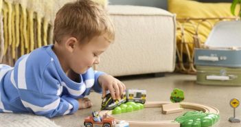 BRIO und Ravensburger präsentieren nun Bluey-Holzeisenbahnset im September (Foto: BRIO AB, Ravensburger Verlag)
